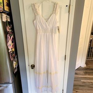 Sangria White Smocked Dress NWT Size 6